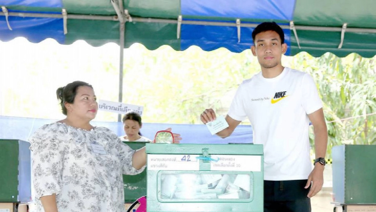 "ธีรศิลป์"พาครอบครัวใช้สิทธิ์เลือกตั้ง "ธีรศิลป์"พาครอบครัวใช้สิทธิ์เลือกตั้ง
