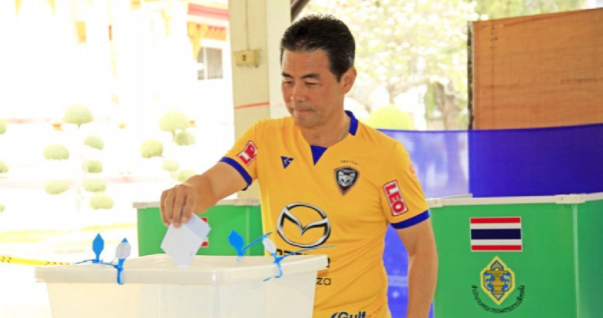  "สองพี่น้อง"ลิปตพัลลภเดินทางมาใช้สิทธิ์เลือกตั้งที่โคราช