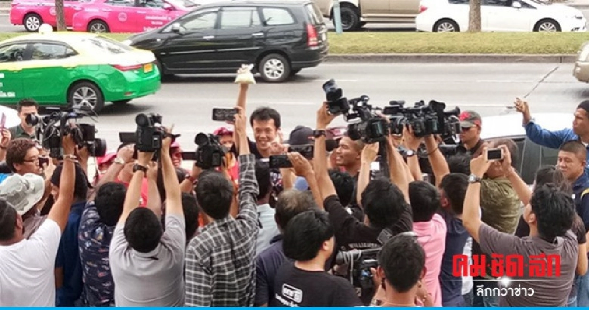 กลุ่มคนอยากเลือกตั้ง บุก พปชร. มอบกำมะถันขับไล่งูเห่า กลุ่มคนอยากเลือกตั้ง บุก พปชร. มอบกำมะถันขับไล่งูเห่า