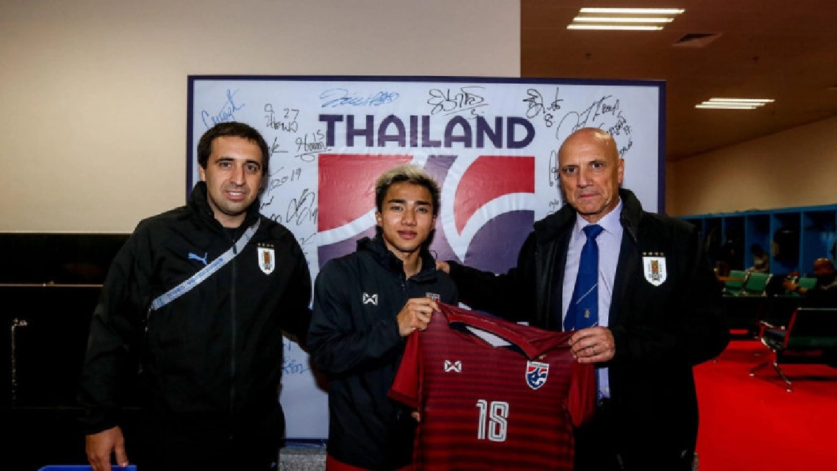 ส.บอลอุรุกวัย ชื่นชอบฝีเท้า 'ชนาธิป' เข้าขอเสื้อแข่งหลังเกม ส.บอลอุรุกวัย ชื่นชอบฝีเท้า 'ชนาธิป' เข้าขอเสื้อแข่งหลังเกม