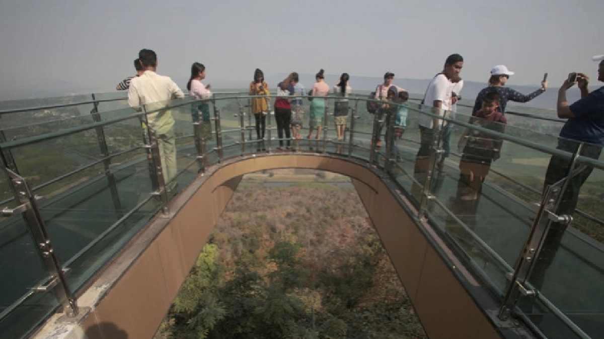 เที่ยววัดผาตากเสื้อเดินเล่นบนสกายวอล์กกระจกแห่งแรกในไทย 