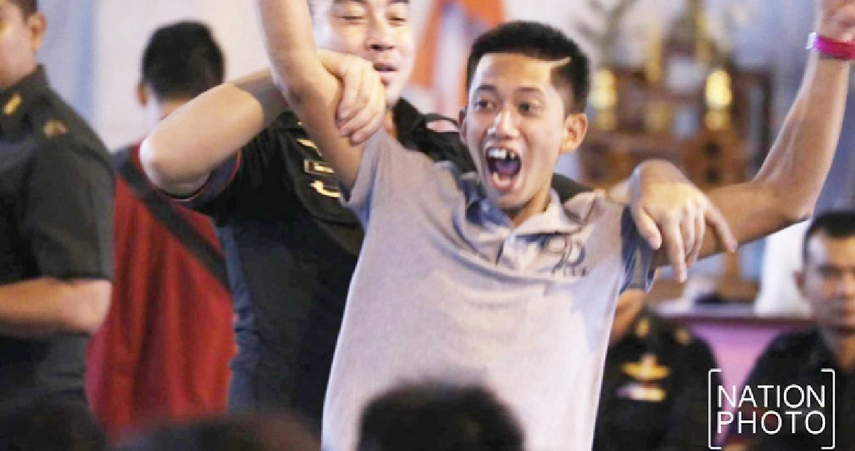 "ลุ้นใบดำ-ใบแดง"ทั้งดีใจ-เสียใจ