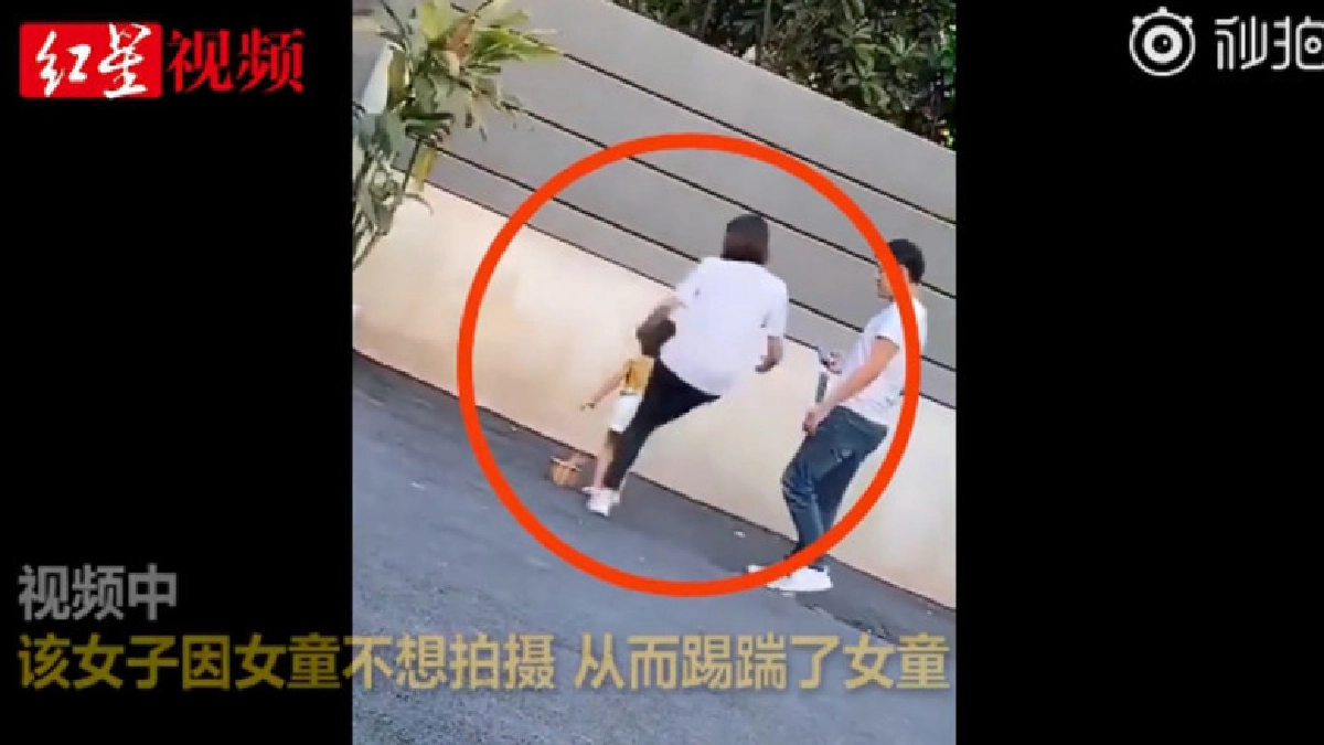 ชาวเน็ตด่ายับ นางแบบเด็กถูกแม่เตะเพราะโพสต์ท่าไม่ถูกใจ ชาวเน็ตด่ายับ นางแบบเด็กถูกแม่เตะเพราะโพสต์ท่าไม่ถูกใจ
