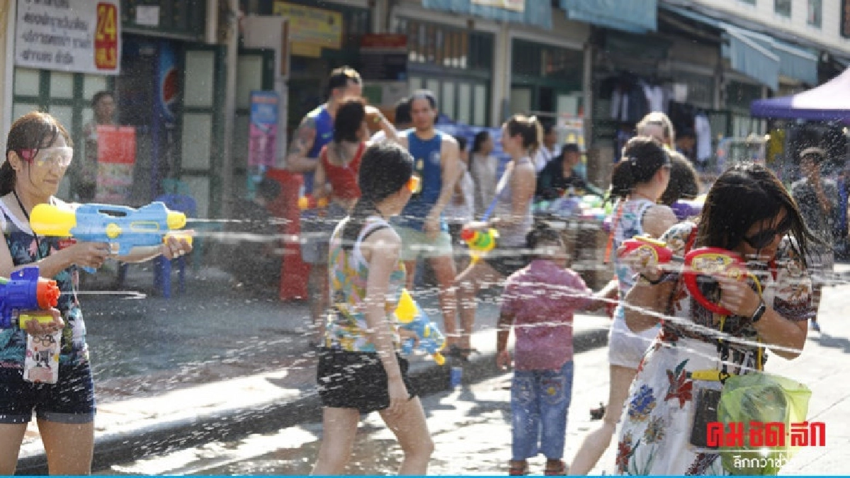 ถนนข้าวสารเล่นสาดน้ำสงกรานต์คึกคัก (ภาพชุด) ถนนข้าวสารเล่นสาดน้ำสงกรานต์คึกคัก (ภาพชุด)