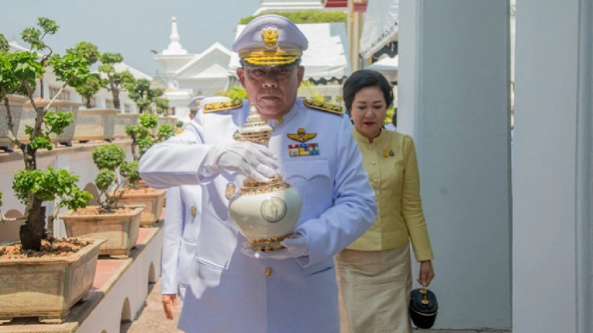 อัศวิน ตักน้ำศักดิ์สิทธิ์พร้อมเชิญคนโทฯจากหอศาสตราคม ไปมท.