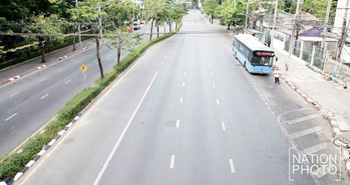 "จราจร"บนถนนสายหลักโล่งอย่างเห็นได้ัชัด   (ภาพชุด)