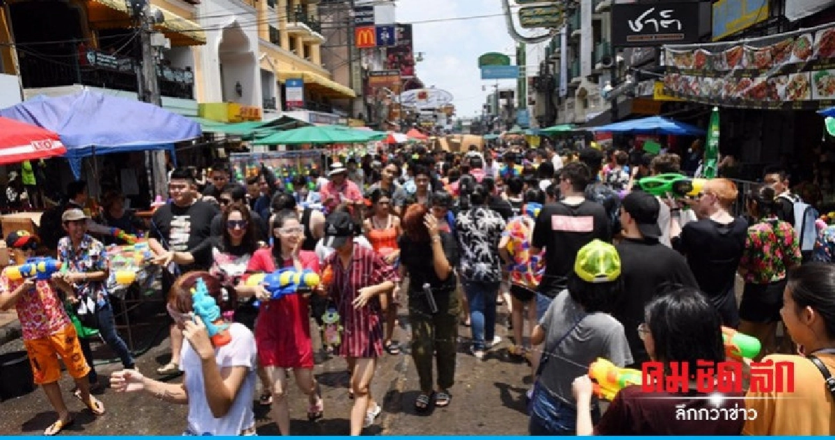 ถนนข้าวสารคึกคัก นักท่องเที่ยวสาดน้ำสนุกสนาน ถนนข้าวสารคึกคัก นักท่องเที่ยวสาดน้ำสนุกสนาน