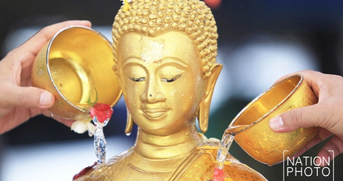 "พุทธศาสนิกชน"ทำบุญ-สรงน้ำพระ (ภาพชุด)