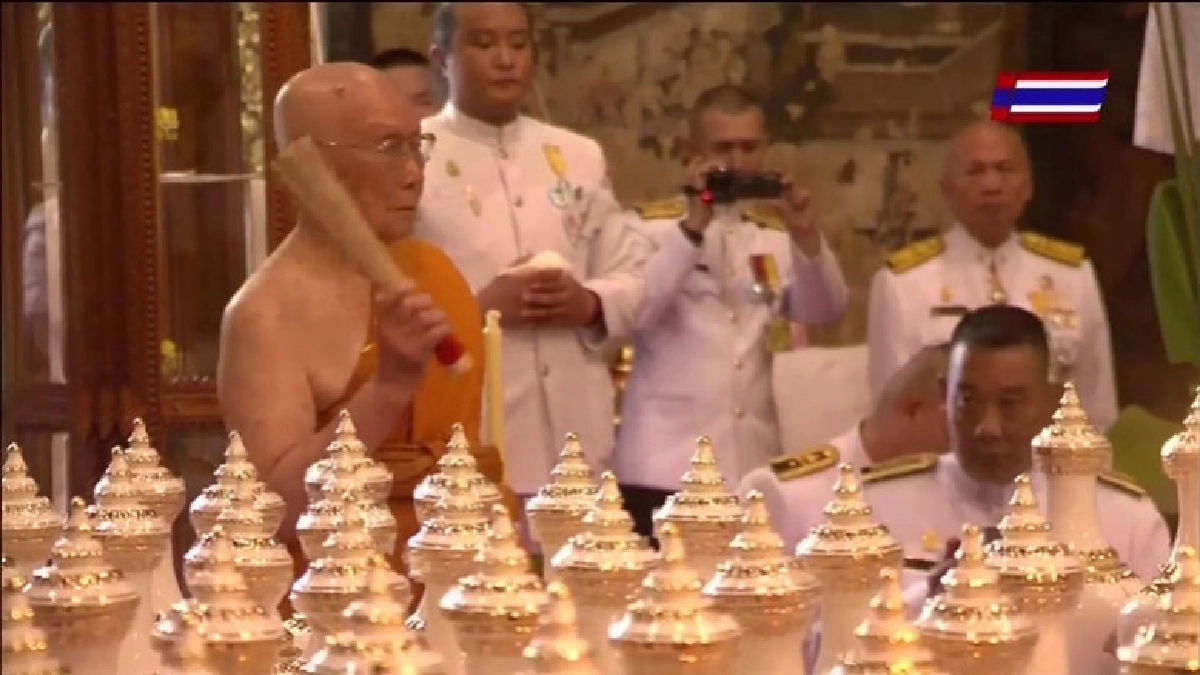 "พระสังฆราช"เสกน้ำพระพุทธมนต์ในพิธีบรมราชาภิเษก