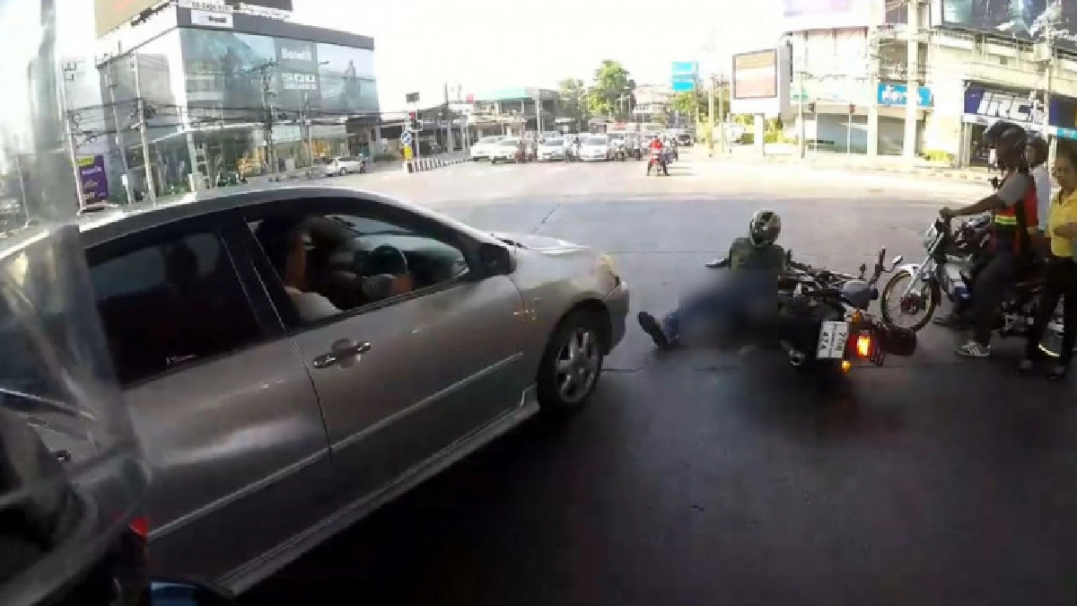 วิจารณ์สนั่น เก๋งขับฝ่าไฟแดงแยกแครายชน จยย. ขาหัก