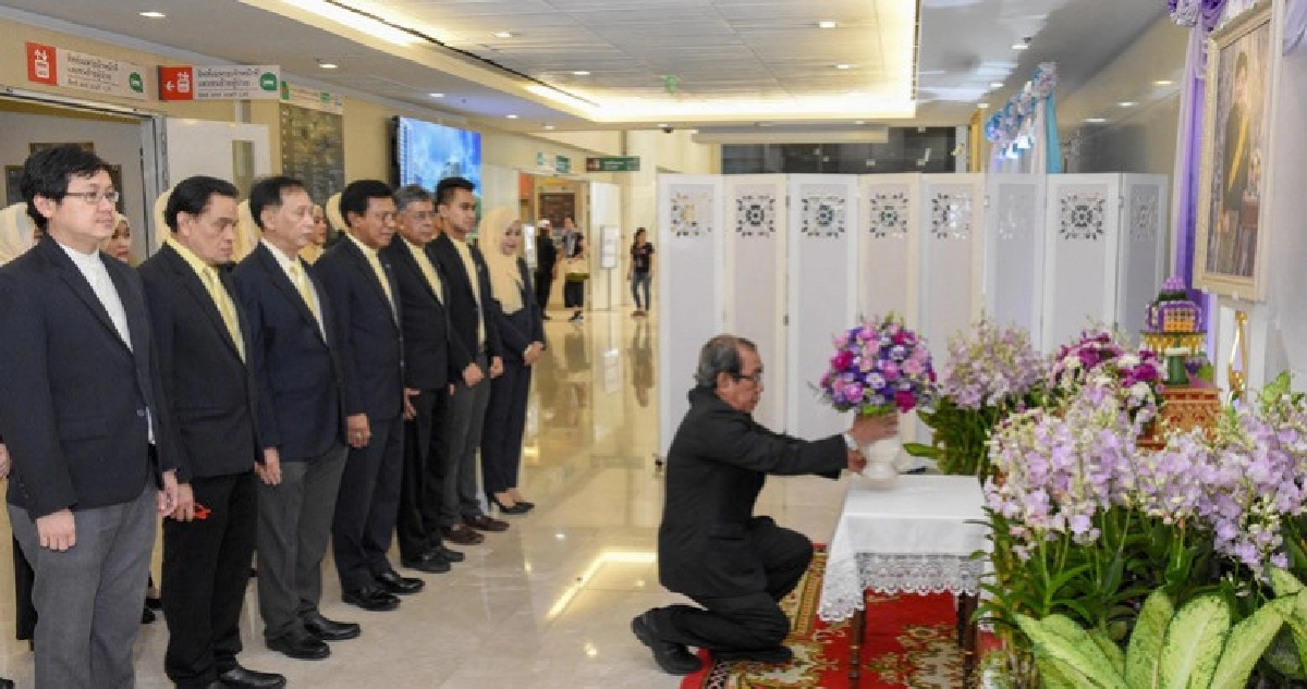 ถวายแจกันดอกไม้ถวายพระพรชัยมงคลหน้าพระฉายาลักษณ์ ถวายแจกันดอกไม้ถวายพระพรชัยมงคลหน้าพระฉายาลักษณ์