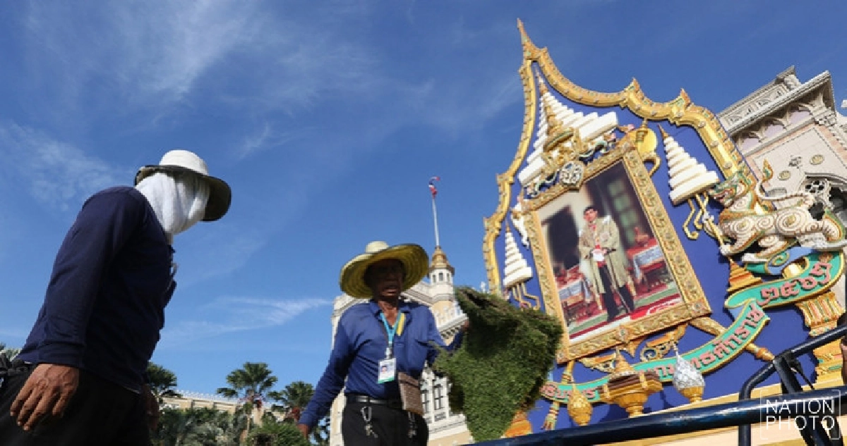 (ภาพชุด) ทำเนียบฯ ติดตั้งซุ้มประดับเฉลิมพระเกียรติ