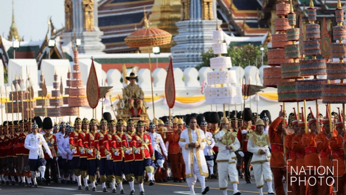 ในหลวงเสด็จฯ เลียบพระนครโดยขบวนพยุหยาตราสถลมารค ในหลวงเสด็จฯ เลียบพระนครโดยขบวนพยุหยาตราสถลมารค
