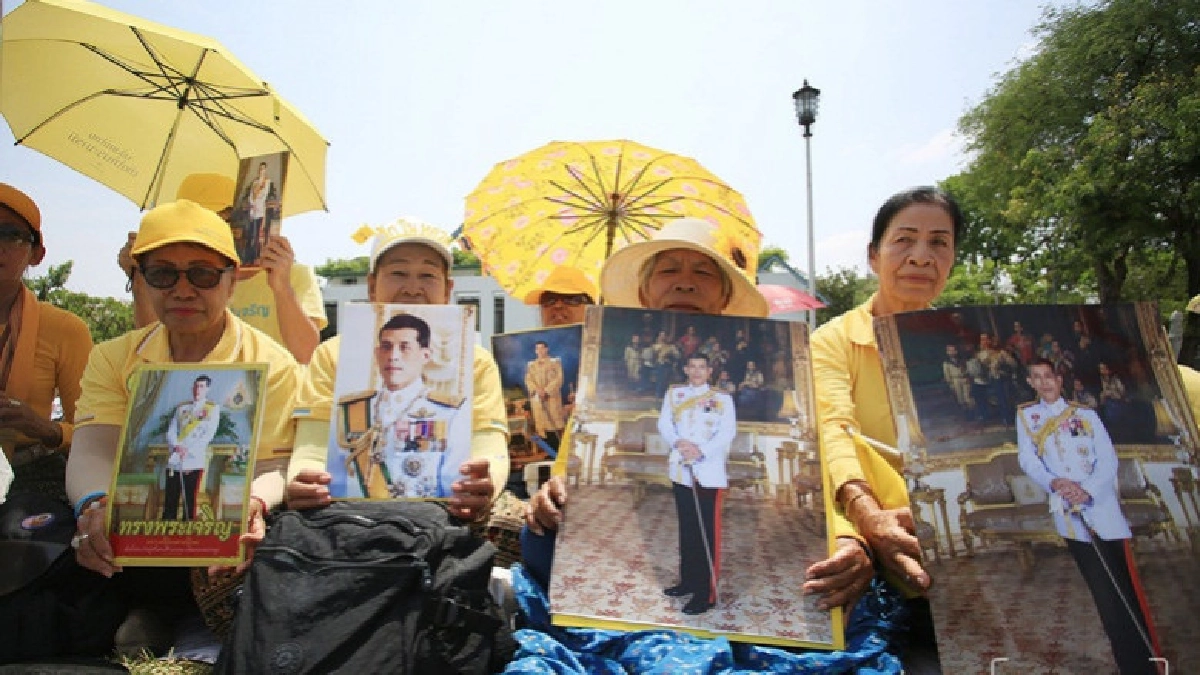 พสกนิกรเฝ้าฯ รอรับเสด็จในหลวง-ราชินี พสกนิกรเฝ้าฯ รอรับเสด็จในหลวง-ราชินี