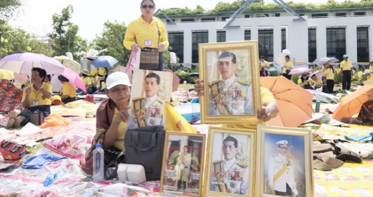 ประชาชนเฝ้ารอในหลวงเสด็จออกสีหบัญชร ประชาชนเฝ้ารอในหลวงเสด็จออกสีหบัญชร
