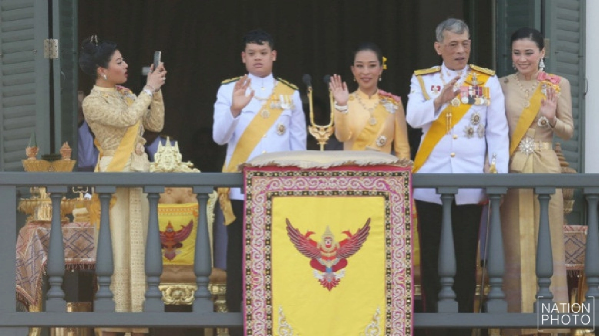 ในหลวงเสด็จออกสีหบัญชรทรงโบกพระหัตถ์และแย้มพระสรวล ในหลวงเสด็จออกสีหบัญชรทรงโบกพระหัตถ์และแย้มพระสรวล