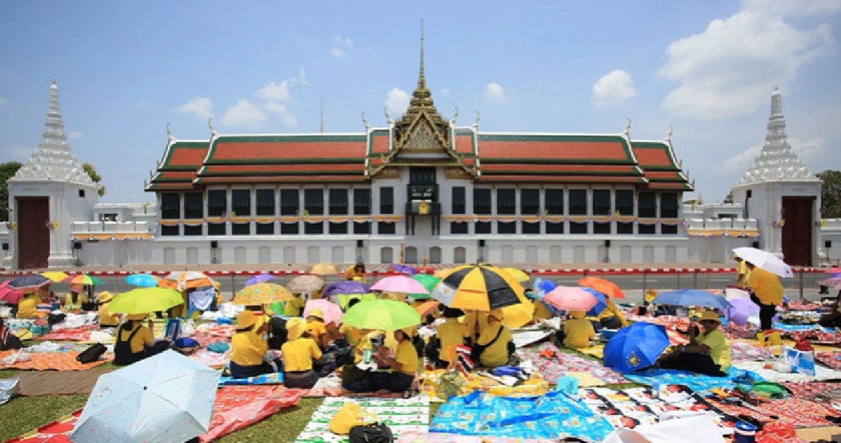 ปชช.จับจองพื้นที่รอเฝ้าฯในหลวงเสด็จออกสีหบัญชร(ภาพชุด) ปชช.จับจองพื้นที่รอเฝ้าฯในหลวงเสด็จออกสีหบัญชร(ภาพชุด)