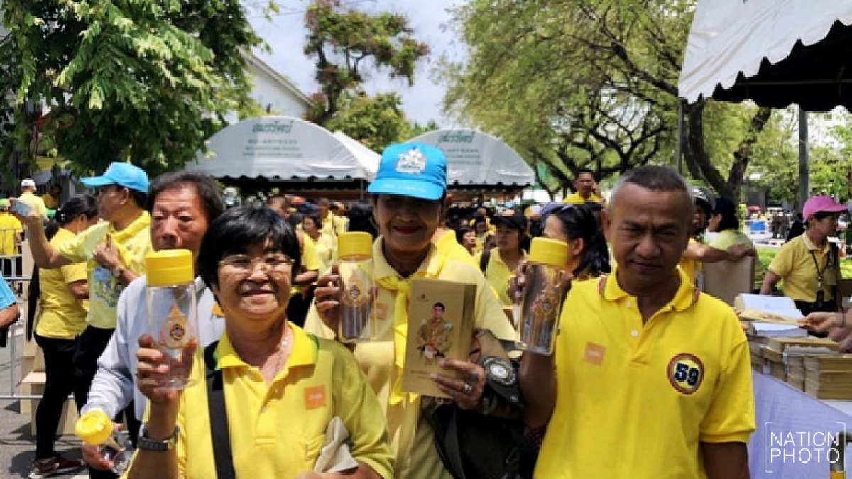 ประชาชนปลื้มได้รับของที่ระลึกงานบรมราชาภิเษก ประชาชนปลื้มได้รับของที่ระลึกงานบรมราชาภิเษก
