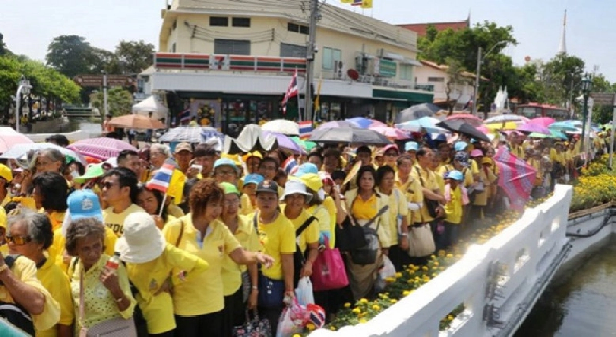ปชช.เริ่มผ่านจุดคัดกรอง เพื่อชื่นชมพระบารมี ปชช.เริ่มผ่านจุดคัดกรอง เพื่อชื่นชมพระบารมี
