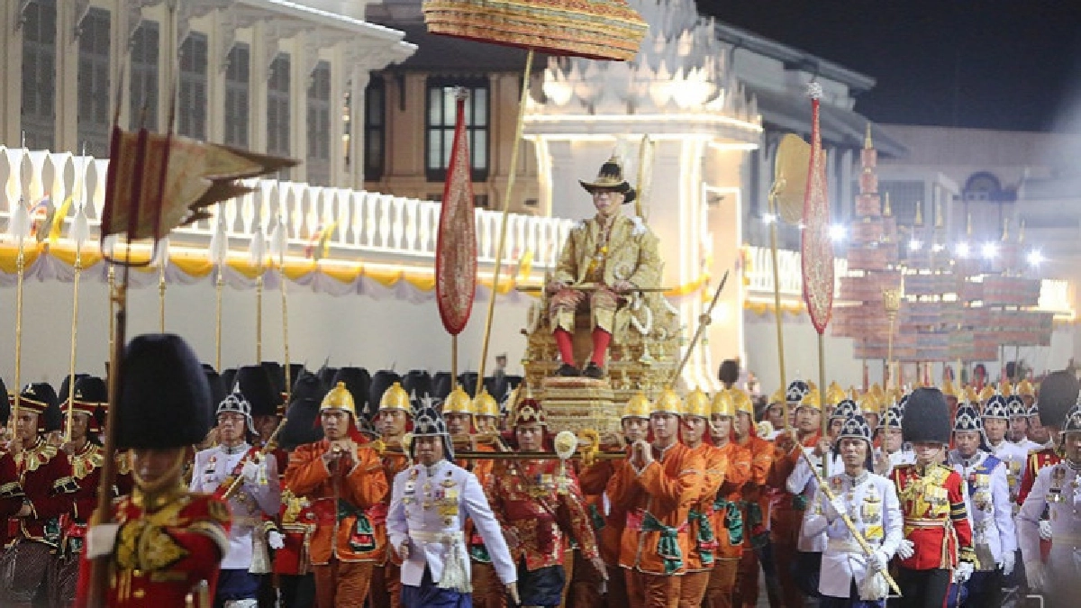 รัฐบาลถวายสดุดีในหลวงและพระราชวงศ์ รัฐบาลถวายสดุดีในหลวงและพระราชวงศ์