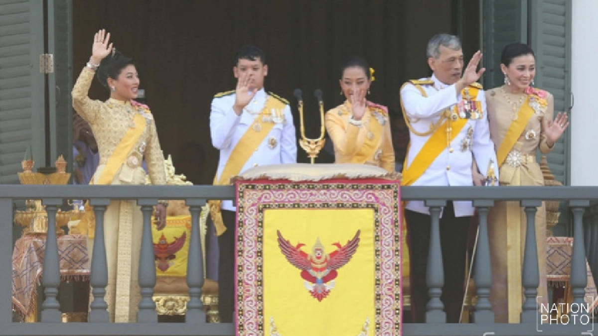 ทรงพระเจริญ กึกก้อง "ในหลวง-ราชินี" เสด็จออกสีหบัญชร ทรงพระเจริญ กึกก้อง "ในหลวง-ราชินี" เสด็จออกสีหบัญชร