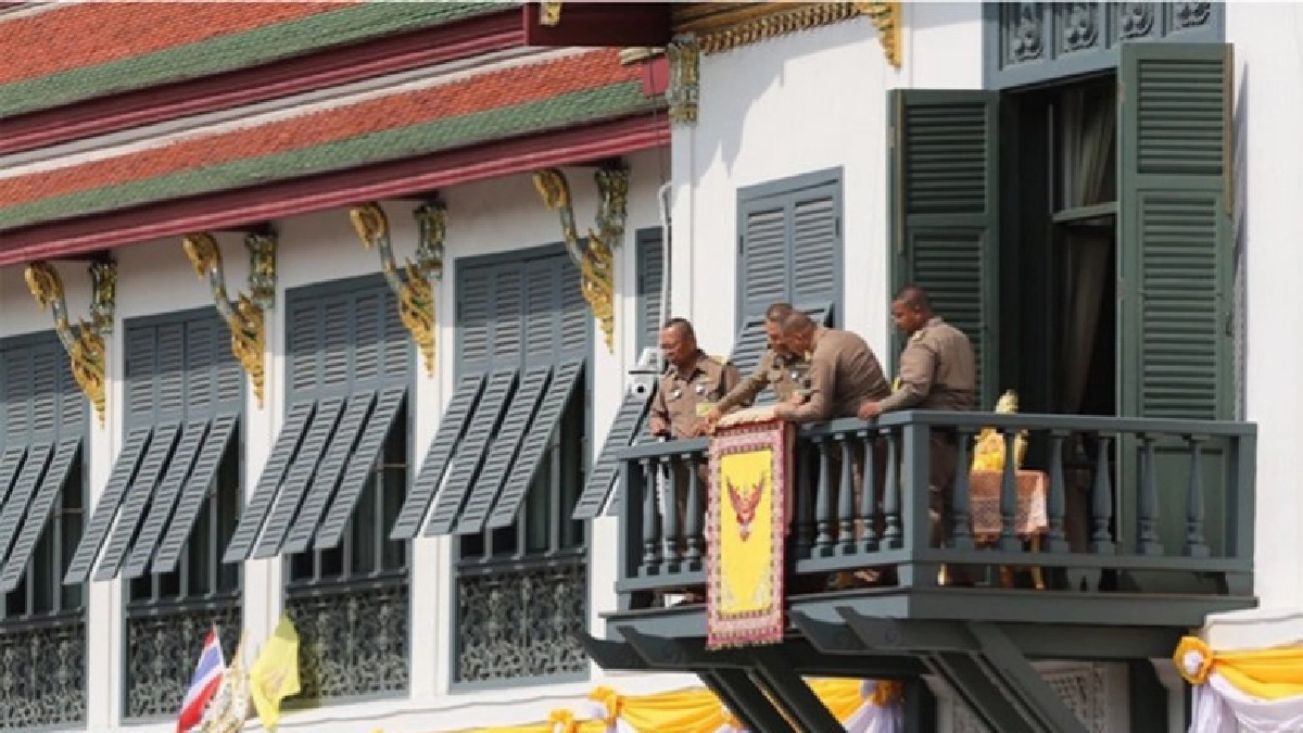 จนท.ประดับ ครุฑพ่าห์ ณ สีหบัญชร พระที่นั่งสุทไธสวรรย์ปราสาท