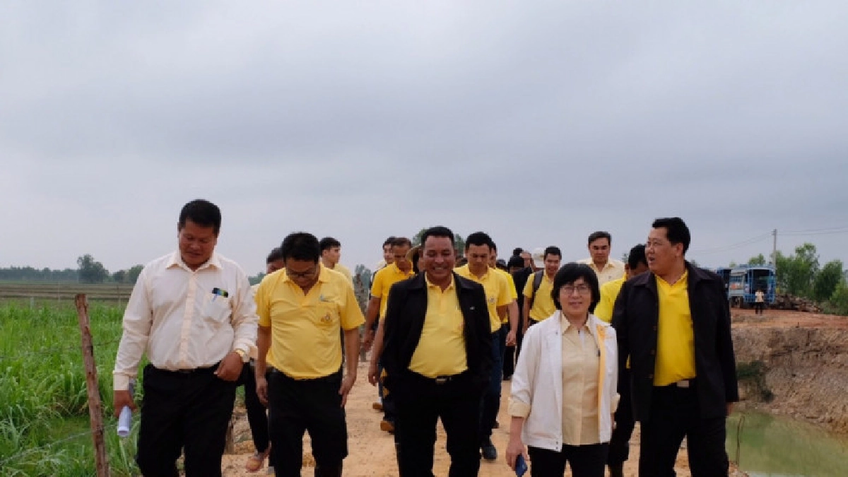 อธิบดีพด.ลงพื้นที่ทุ่งกุลาร้องไห้ดูแหล่งผลิตข้าวหอมมะลิ