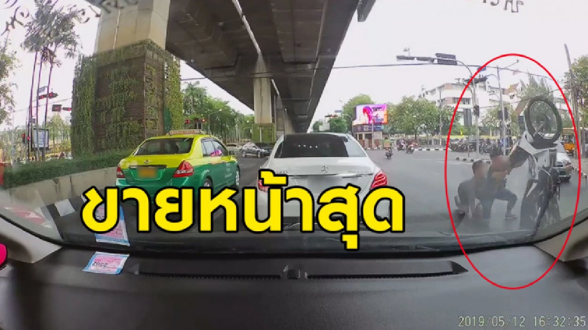 โจ๋โชว์เหนือยกล้อ แต่พลาดล้มคะมำชนรถคนอื่น แถมไม่สำนึกขับหนี โจ๋โชว์เหนือยกล้อ แต่พลาดล้มคะมำชนรถคนอื่น แถมไม่สำนึกขับหนี