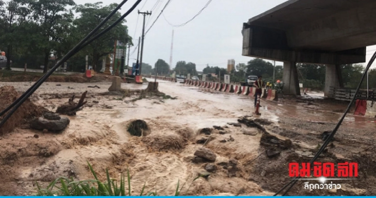 จุดตัดมอเตอร์เวย์โคราชอ่วมพายุฝนพัดดินทรายท่วมทางขาด จุดตัดมอเตอร์เวย์โคราชอ่วมพายุฝนพัดดินทรายท่วมทางขาด