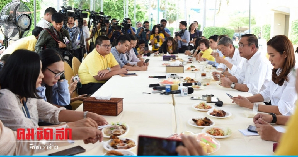 "บิ๊กตู่" กินมื้อเที่ยงร่วมสื่อทำเนียบฯ "บิ๊กตู่" กินมื้อเที่ยงร่วมสื่อทำเนียบฯ