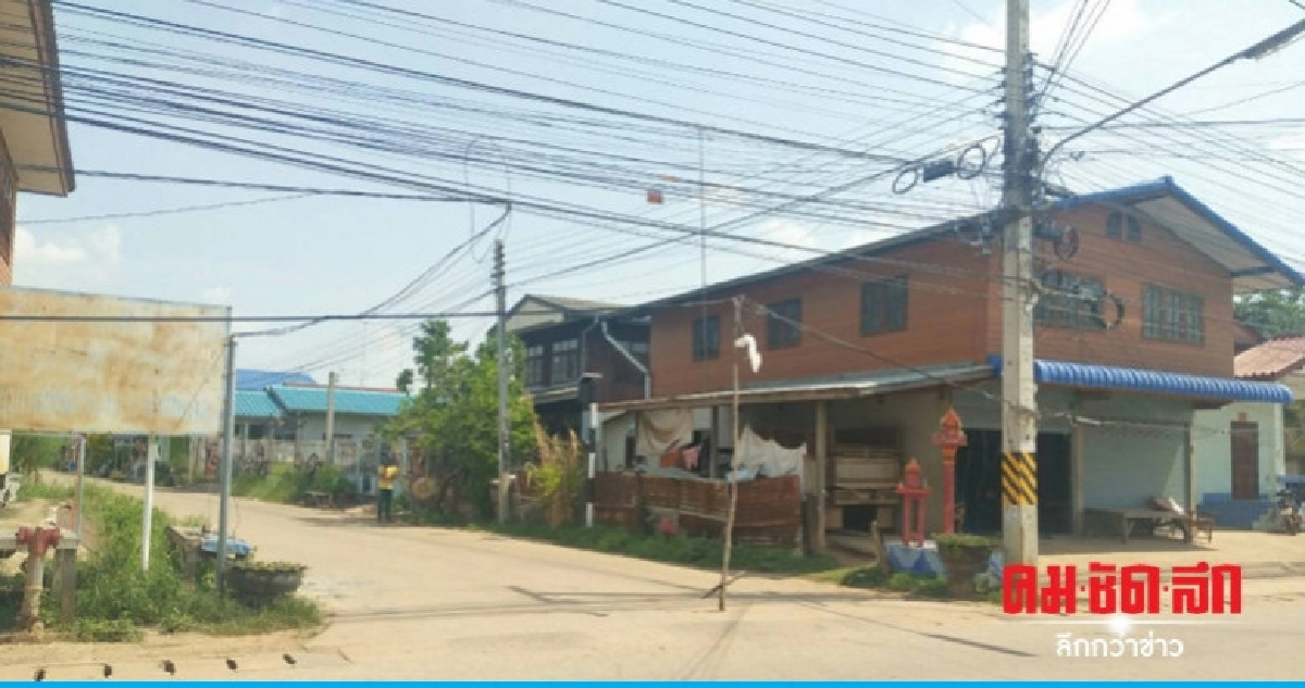 ไม้ค้ำยันสายโทรศัพท์กีดขวางการจราจร