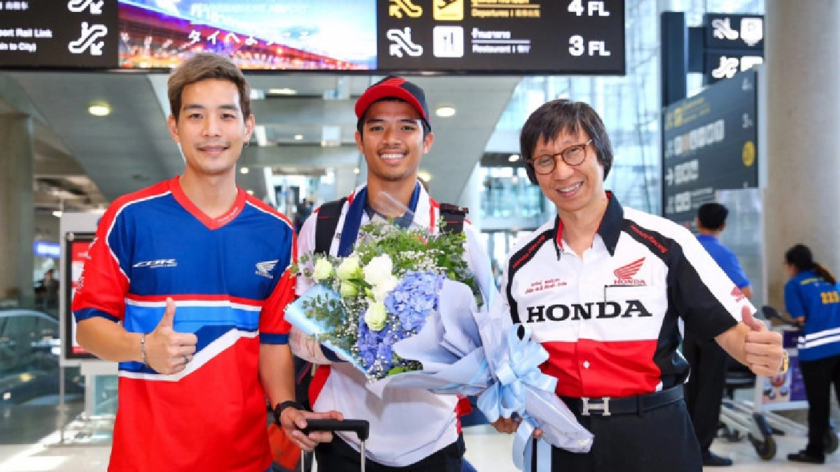 "ก้อง-สมเกียรติ"บินกลับไทยพักฟื้นหลังผ่าตัดอาการตึงที่แขน