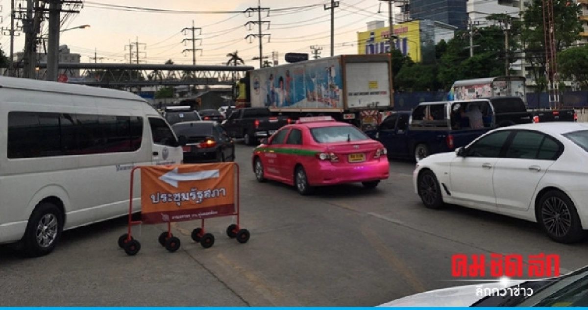 ตำรวจยังตรึงกำลังดูแล ทีโอทีฯ. ตำรวจยังตรึงกำลังดูแล ทีโอทีฯ.