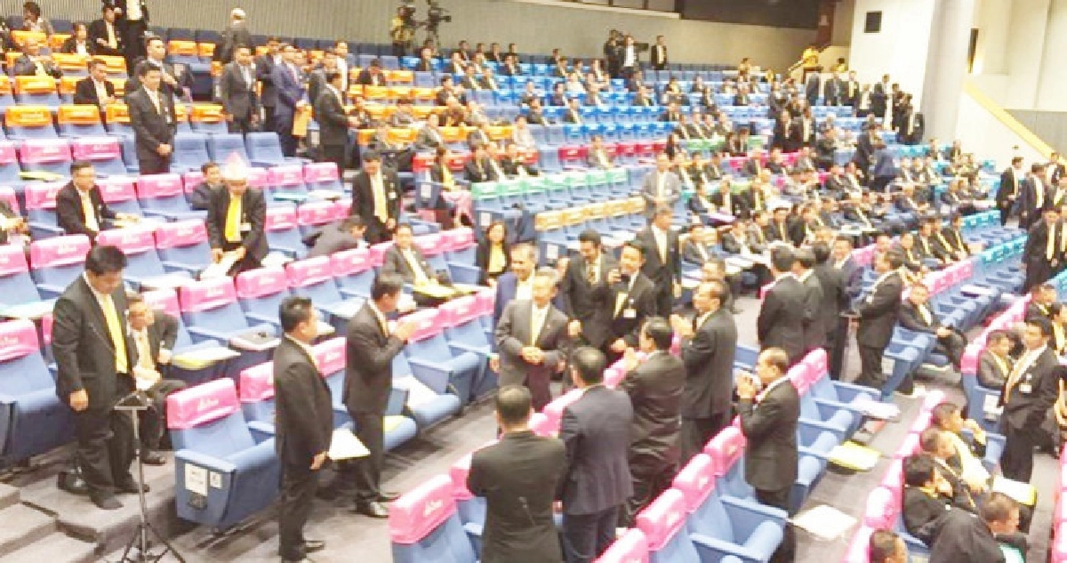 "สภา"ตีตกญัตติ สอบคุณสมบัติ"ว่าที่นายกฯ" "สภา"ตีตกญัตติ สอบคุณสมบัติ"ว่าที่นายกฯ"