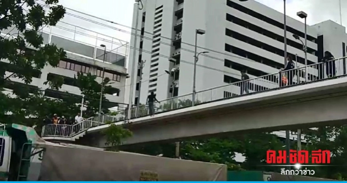 คลิประทึก ช่วยหญิงขู่โดดสะพานลอย คลิประทึก ช่วยหญิงขู่โดดสะพานลอย