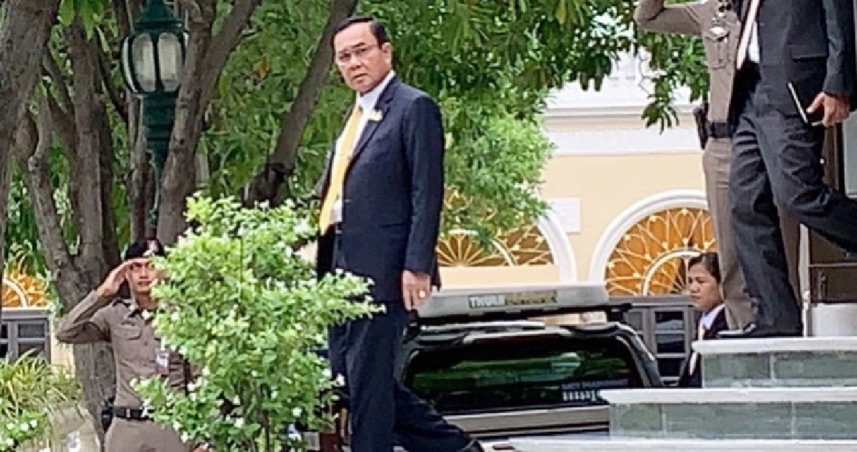 "บิ๊กตู่"ยิ้มแทนคำตอบ"ทูลเกล้าฯ"ครม. "บิ๊กตู่"ยิ้มแทนคำตอบ"ทูลเกล้าฯ"ครม.