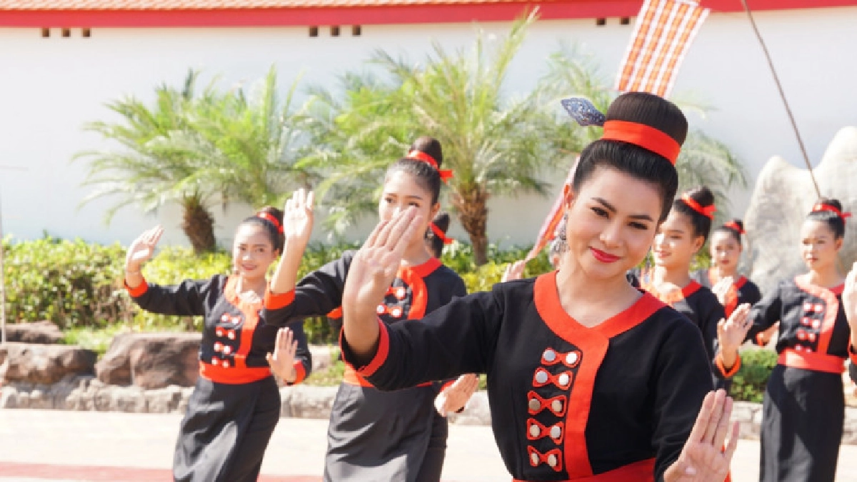 'ดอกคูนเสียงแคน' เปิดฉากอลังการ