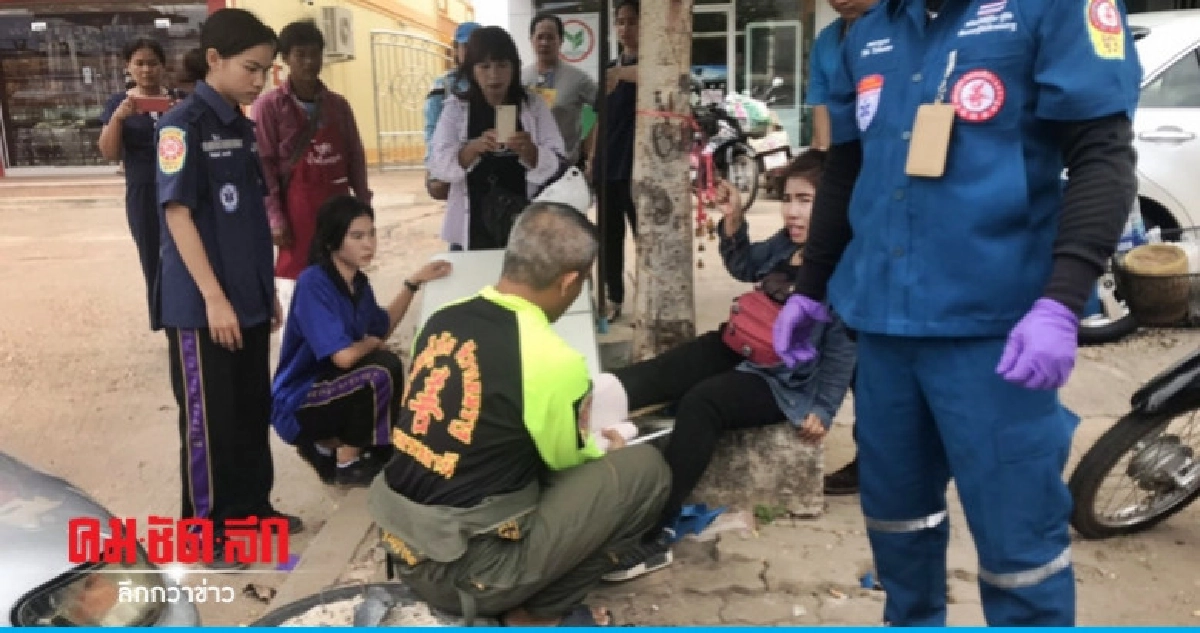 หวิดดับ เก๋งปีนฟุตปาธชนแม่ค้าหวยเจ็บ หวิดดับ เก๋งปีนฟุตปาธชนแม่ค้าหวยเจ็บ