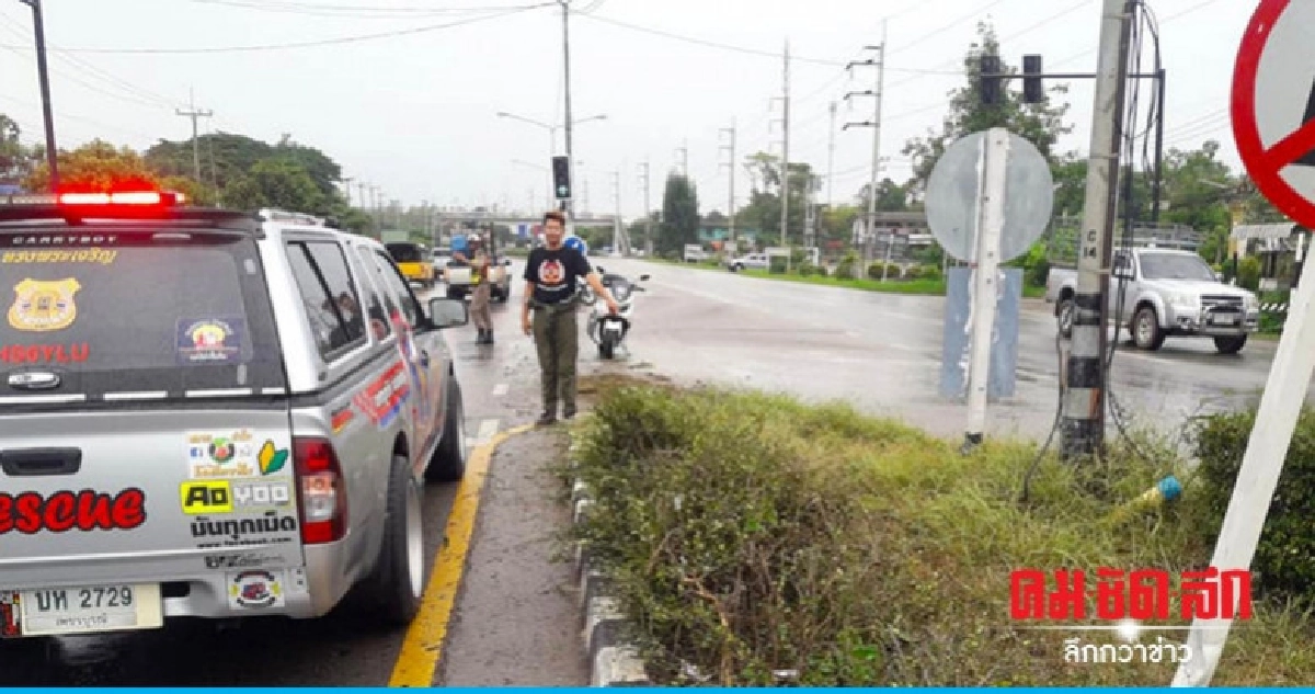 กระบะเสียหลักชนสัญญาณไฟจราจรหักติดหน้ารถ