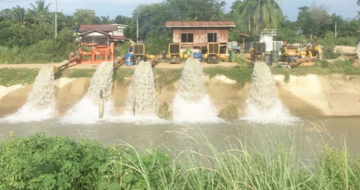 ฝนทิ้งช่วงเร่งสูบน้ำช่วยพื้นที่ปลายคลองมะขามเฒ่า ฝนทิ้งช่วงเร่งสูบน้ำช่วยพื้นที่ปลายคลองมะขามเฒ่า