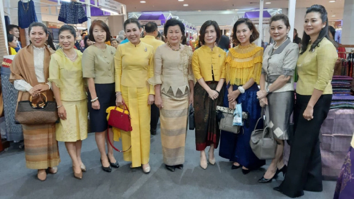พาณิชย์' จัดงาน "หัตถศิลป์ ถิ่นแพรไหม" ตอกย้ำวิถีไทย พาณิชย์' จัดงาน "หัตถศิลป์ ถิ่นแพรไหม" ตอกย้ำวิถีไทย