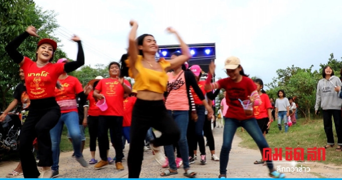 (คลิป) สีสันแห่นาคเต้นนำรถแห่ (คลิป) สีสันแห่นาคเต้นนำรถแห่