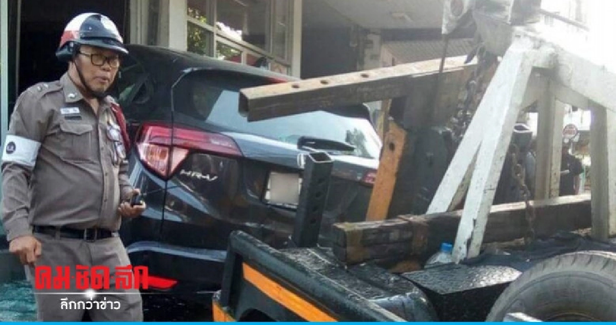 กระบะเสยท้ายเก๋งพุ่งชนธนาคาร