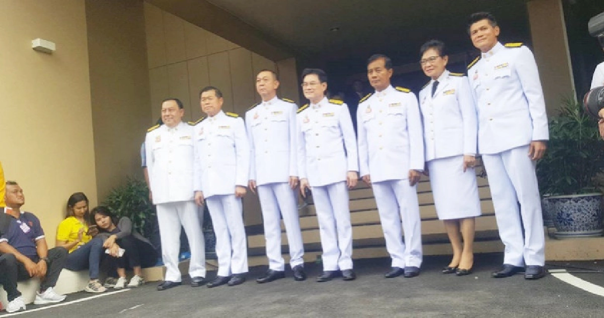 จุรินทร์นำทีมรมต.ปชป.เข้าทำเนียบ จุรินทร์นำทีมรมต.ปชป.เข้าทำเนียบ