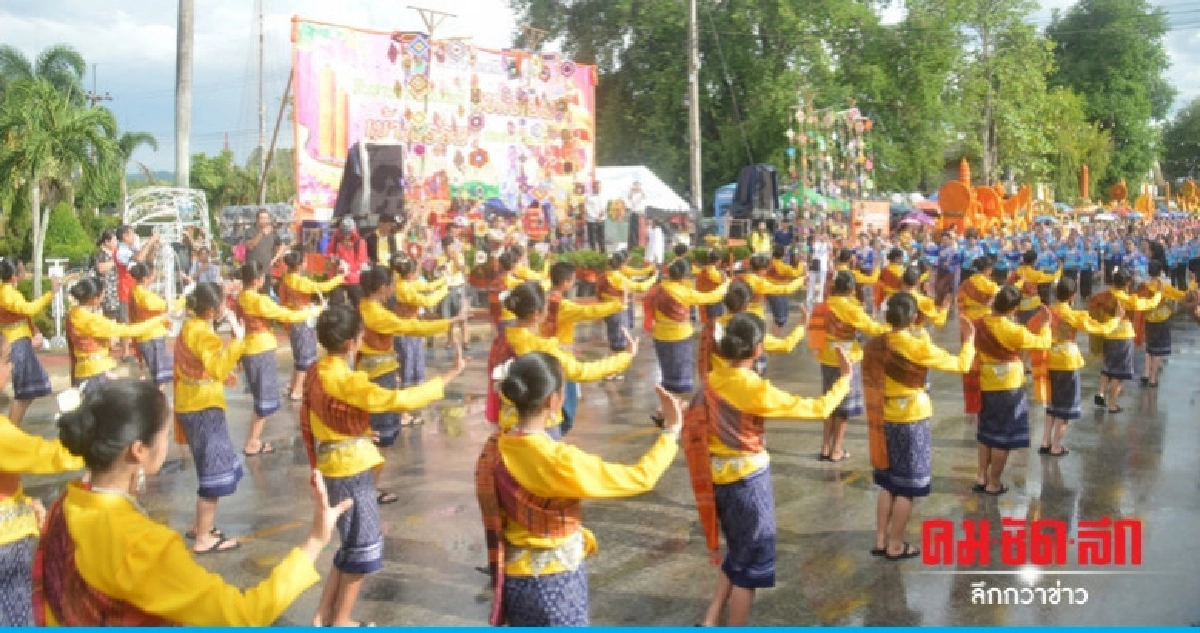(คลิป) เปิดงานประเพณีแห่เทียนพรรษา 700 นางรำฟ้อนสมโภช