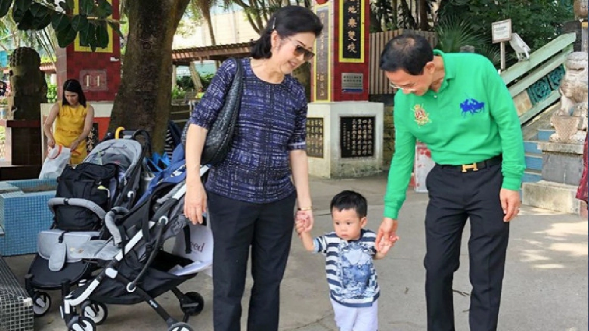 "เจ๊แดง" โผล่ฮ่องกง ควง"สมชาย" ถ่ายรูปครอบครัว