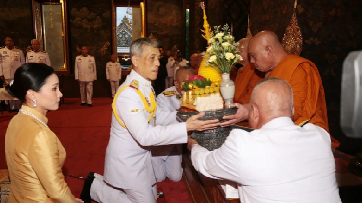 พระบาทสมเด็จพระเจ้าอยู่หัวทรงบำเพ็ญพระราชกุศลเทศกาลเข้าพรรษา พระบาทสมเด็จพระเจ้าอยู่หัวทรงบำเพ็ญพระราชกุศลเทศกาลเข้าพรรษา