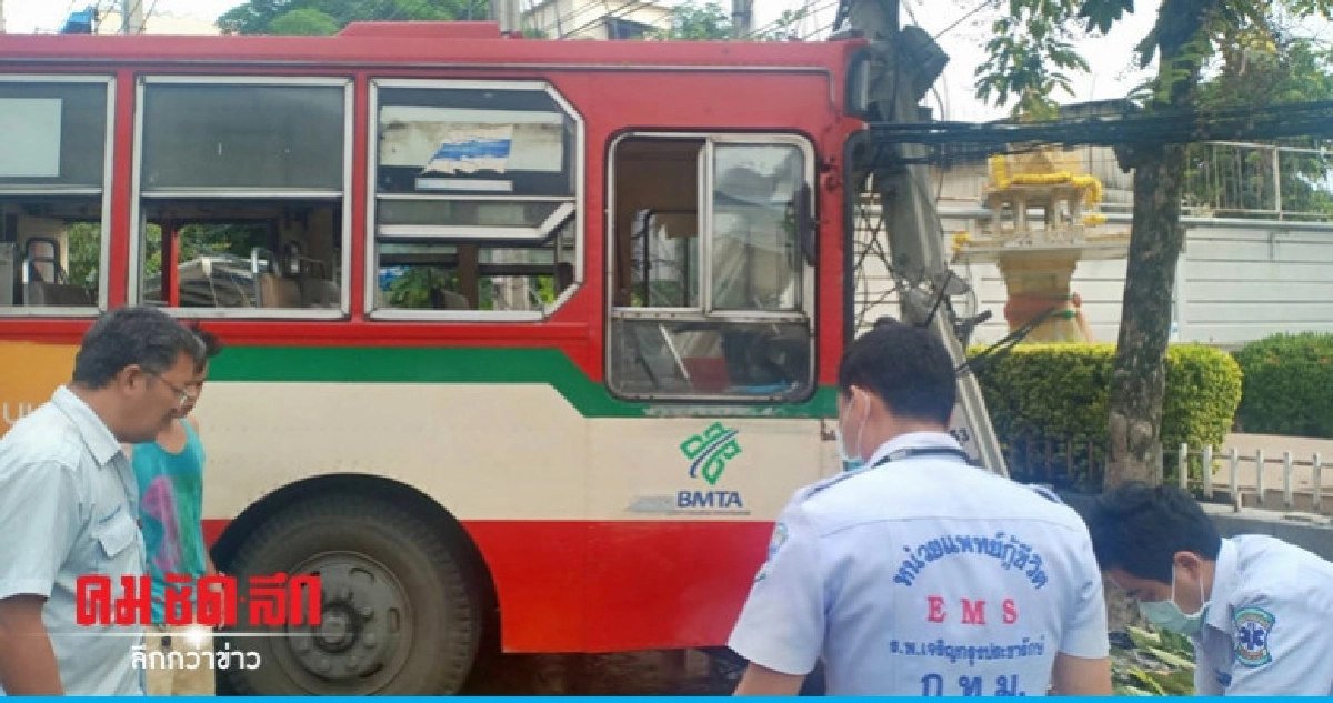 ระทึก รถเมล์ 205 พุ่งชนกระบะ-จยย. ก่อนเสยเสาไฟเจ็บ 2 ระทึก รถเมล์ 205 พุ่งชนกระบะ-จยย. ก่อนเสยเสาไฟเจ็บ 2