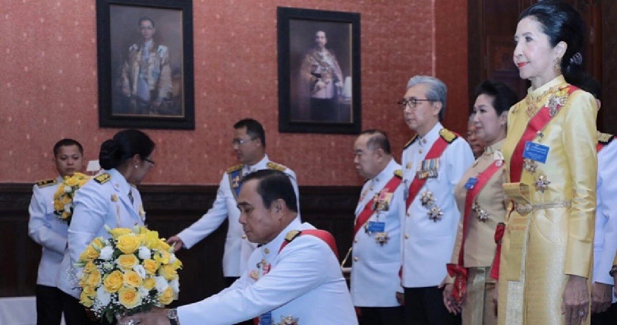 พล.อ.ประยุทธ์ นำคณะรัฐมนตรี ลงนามถวายพระพรในหลวง