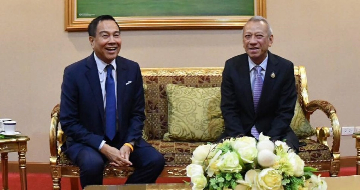 ส.บอลจับมือ รมต.กีฬา ส.บอลจับมือ รมต.กีฬา